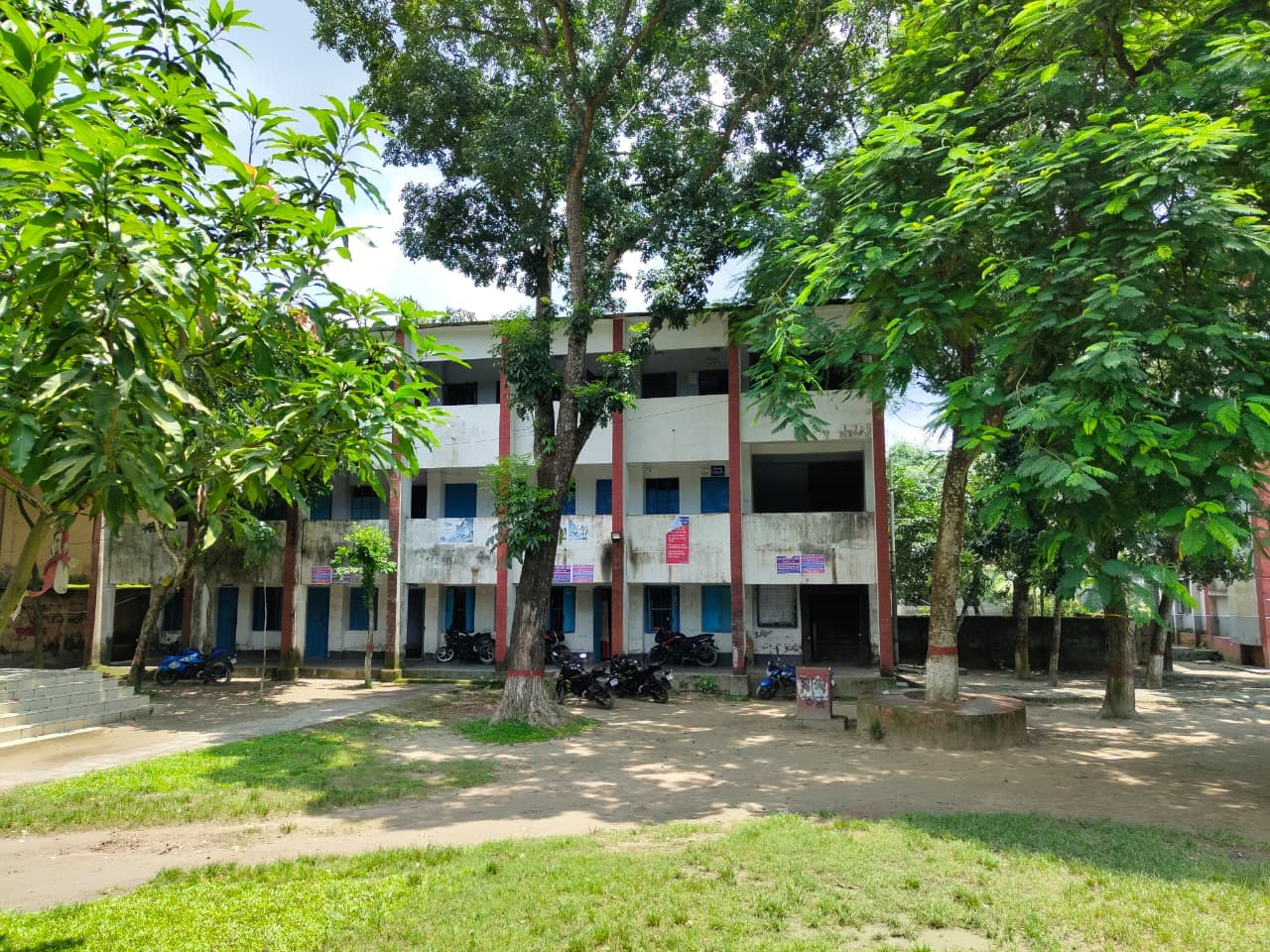 কলেজ ভবনের দৃশ্য
